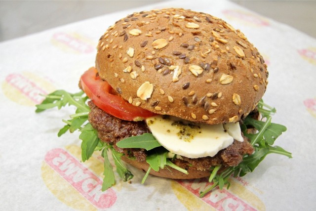 Czy w przyszłości hamburger ze sztucznie wyhodowanym mięsem będzie smakował tak, jak ten tradycyjny?