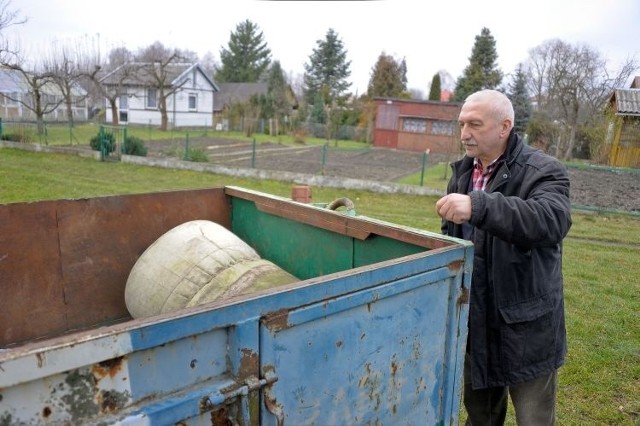 Andrzej Grabowski twierdzi, że kontener wciąż stoi pusty. &#8211; Każdy z działkowców ma kompostownik, gdzie wyrzuca odpady zielone &#8211; podkreśla.