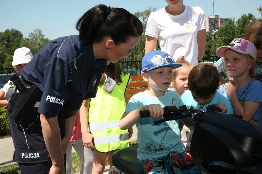 Funkcjonariusze z Komendy Miejskiej Policji w Radomiu...