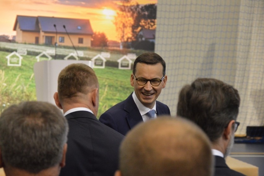 Premier Mateusz Morawiecki w Opocznie. Mówił o Programie "Czyste powietrze" i płacy minimalnej [ZDJĘCIA]