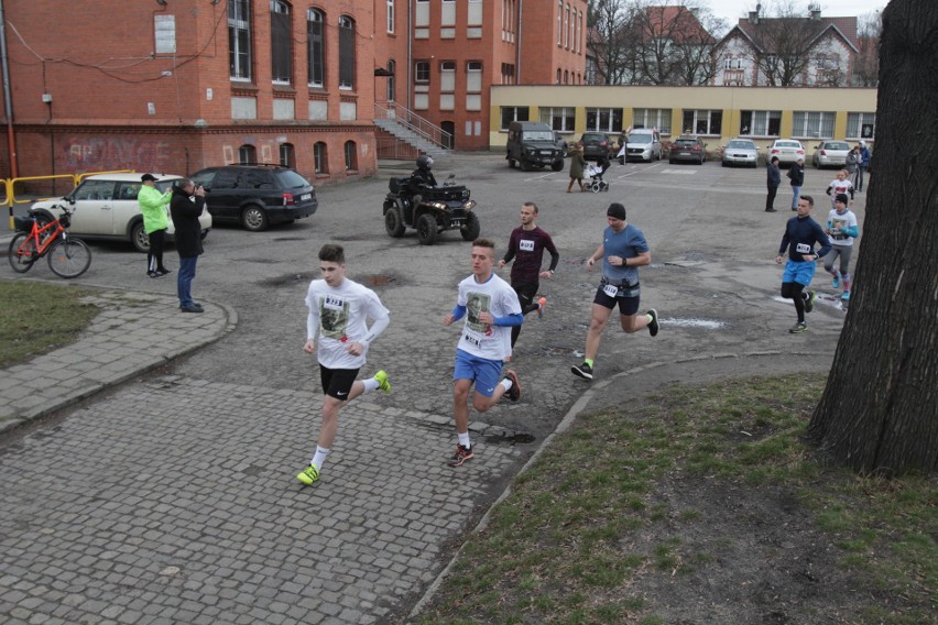 Start i meta biegu Tropem Wilczym były usytuowane na terenie...