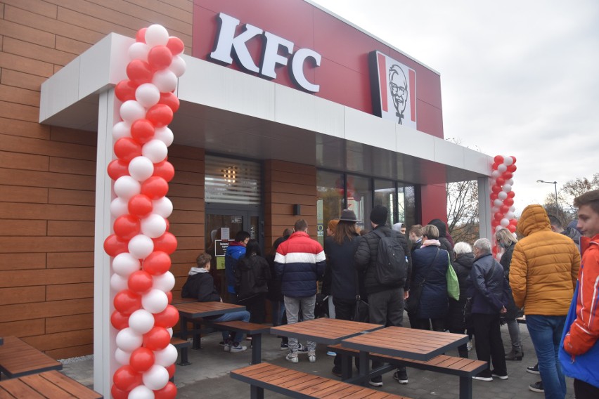 W Jastrzębiu otwarto pierwszą restaurację KFC. Na otwarcie...