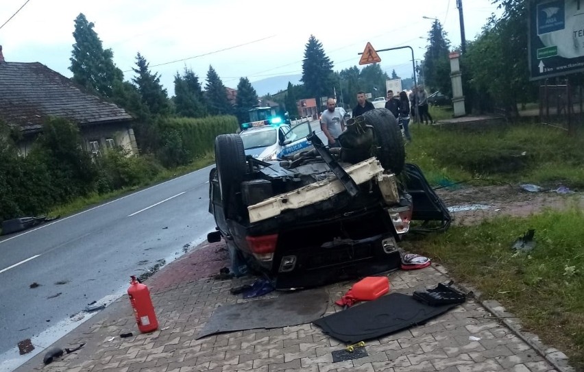 Na prostym odcinku bmw wypadło z drogi i dachowało.