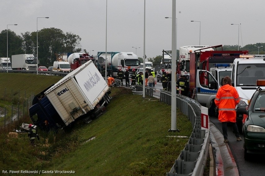 Wypadek na AOW. Ciężarówka z Turcji wypadła z drogi [ZDJĘCIA]