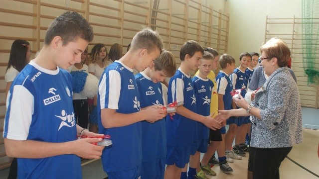 Wczoraj chłopcy z drużyny piłkarskiej dostali prezenty od dyrektorki Wiesławy Gerke.