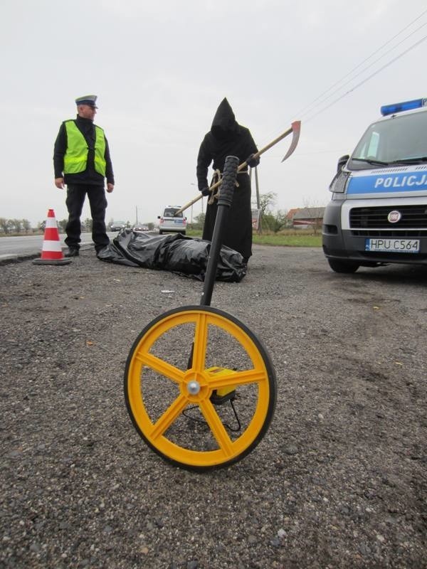 Policjanci apelują, by kierujący zdjęli nogę z gazu....