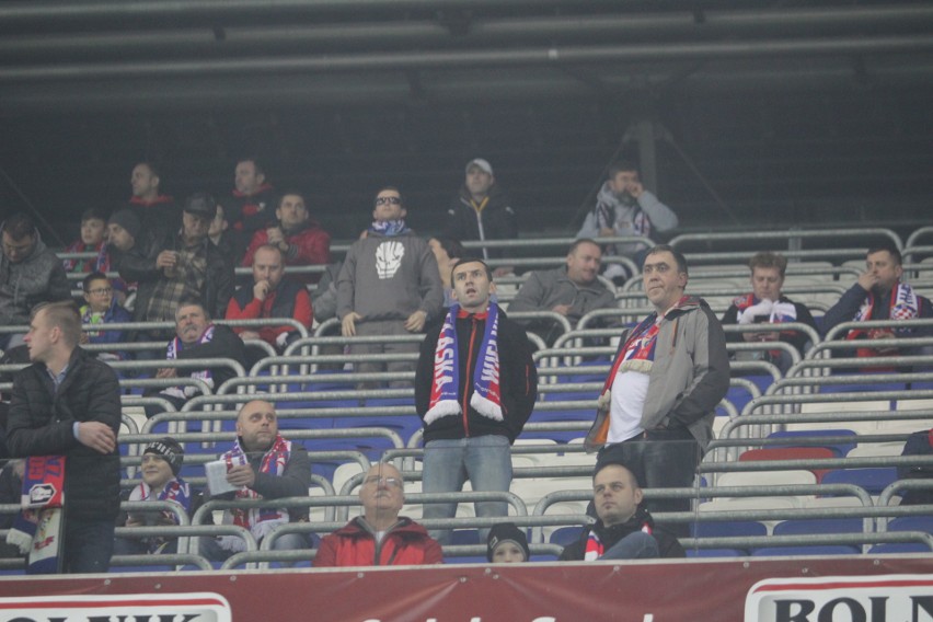 Górnik Zabrze - Śląsk Wrocław. Kibice odśpiewali hymn ZDJĘCIA KIBICÓW