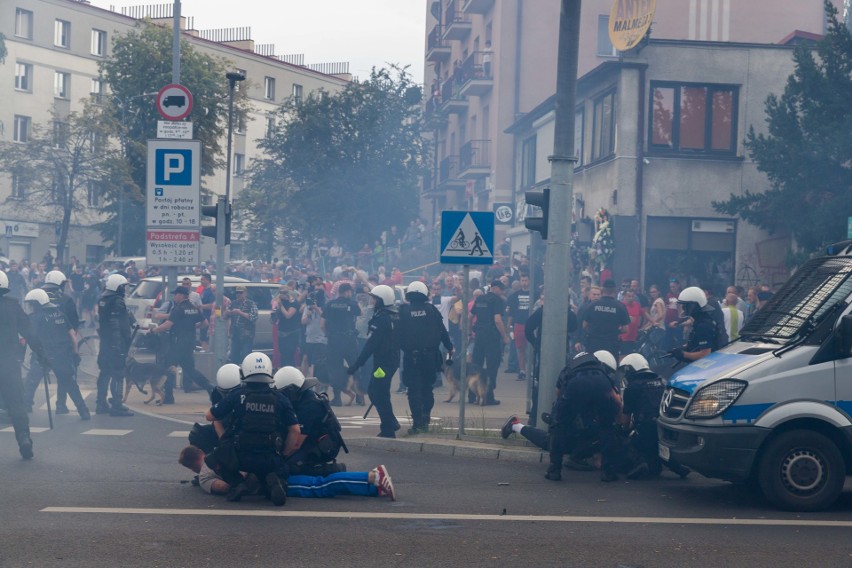 Policjanci w związku z przypadkami łamania prawa do jakich...