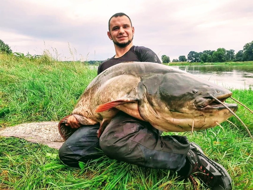 Pan Czarek nad wodą spędza setki godzin.