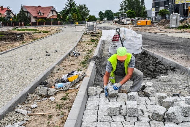 W Osielsku powstają kolejne ścieżki rowerowe.