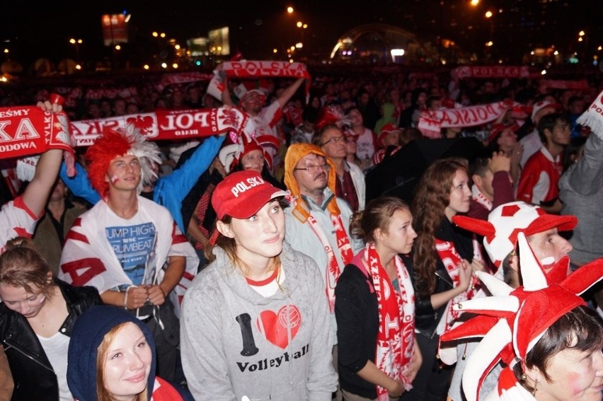 Polacy mistrzami świata! Tak po meczu bawią się Katowice. Kibice i fajerwerki [ZDJĘCIA, WIDEO]