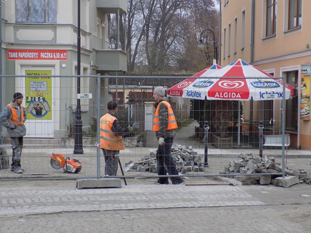 W piątek, po uroczystej gali robotnicy wrócili do pracy na placu Słowiańskim. - Jeszcze mamy sporo pracy - powiedzieli nam.