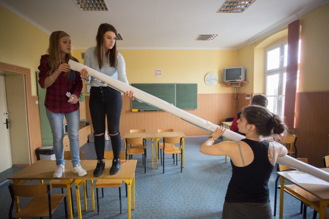 Jednym z turniejowych zadań Matematycznych Potyczek w I LO było zbudowanie jak najwyższej bryły z papieru.