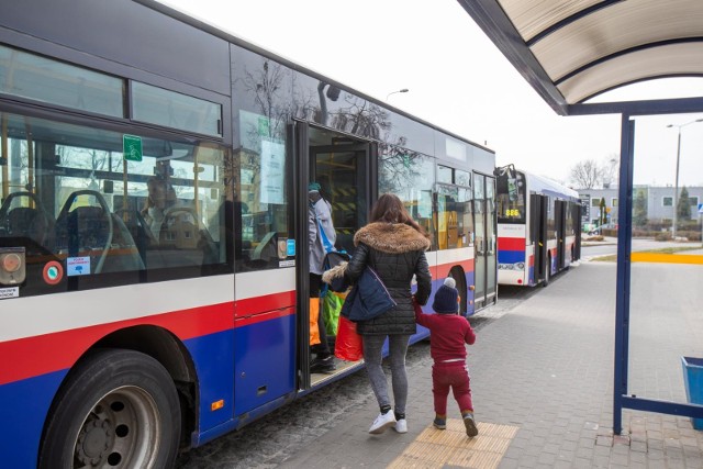 Autobus podmiejskiej linii nr 96 do Przyłęk