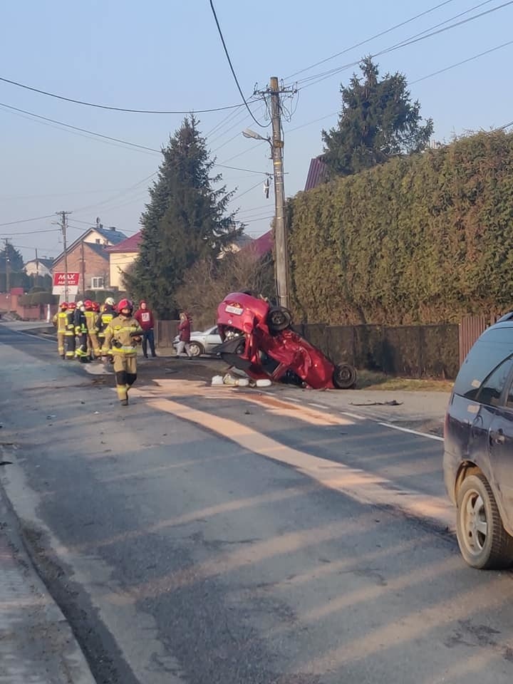 Zderzenie dwóch pojazdów w Kaszowie w przysiółku Wyźrał....