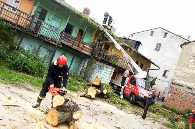 Trwa usuwanie szkód przez strażaków. Prawdopodobnie obiekt ten był przeznaczony do rozbiórki. Decyzje podejmie nadzór budowlany, który został wezwany na miejsce.