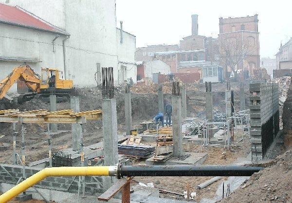 Baj Pomorski czyli wielka budowa - powstaje  nowe foyer, zupełnie nowe budynki teatralnego  zaplecza, budowany jest również podziemny  parking, na który wjeżdżać się będzie od Woli  Zamkowej.