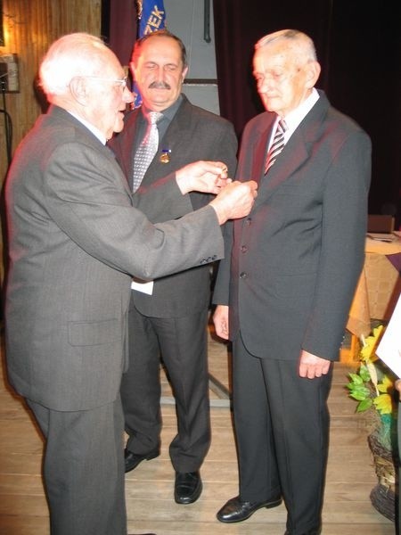 Wśród odznaczonych był między innymi Piotr Chwałek przewodniczący Zarządu i Rady Osiedla Baranów Sandomierski. (z prawej)