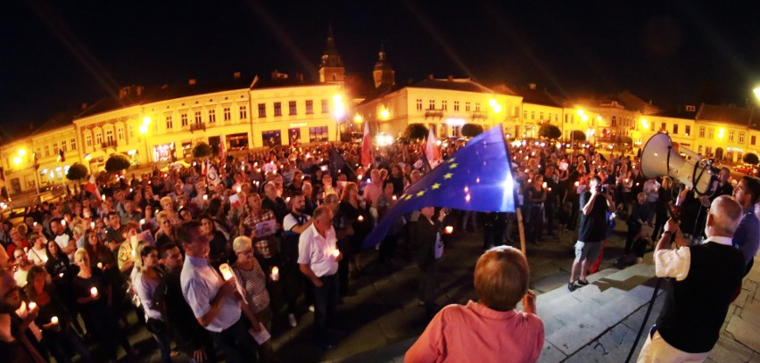 Tłum na Rynku Nowego Sącza: Wolne sądy - wolny naród [ZDJĘCIA]