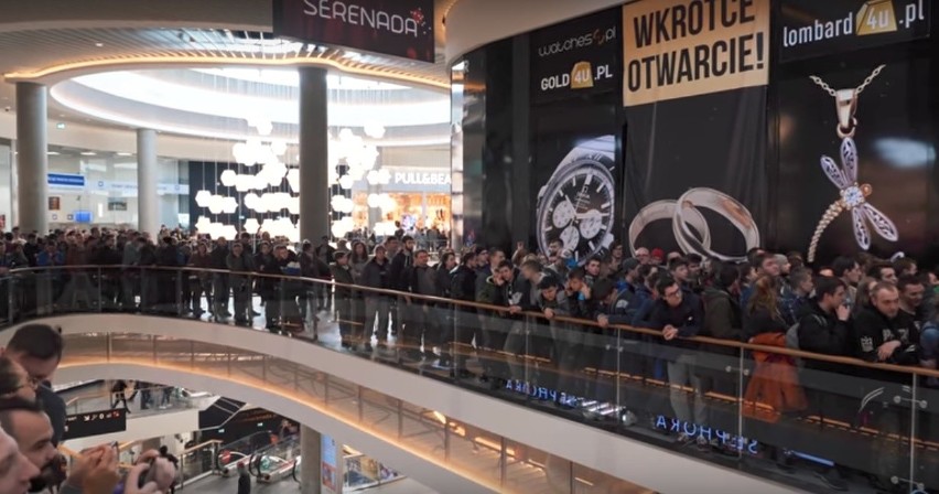 Kraków. Długie kolejki przed otwarciem pierwszego w kraju Xiaomi w CH Serenada
