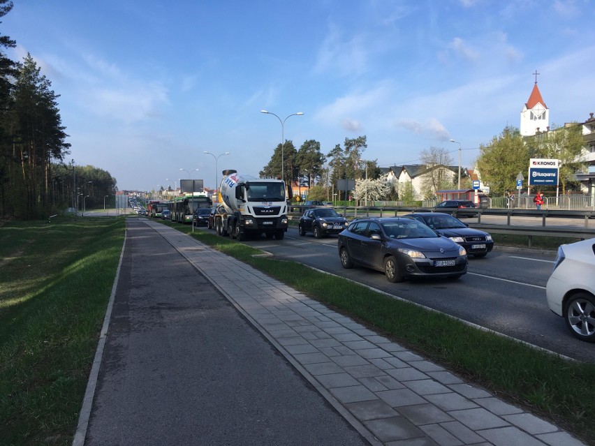 Ul. Zambrowska w Kleosinie. Sznur samochodów zablokował drogę. Korek utrudnia jazdę kierowcom [ZDJĘCIA, WIDEO]