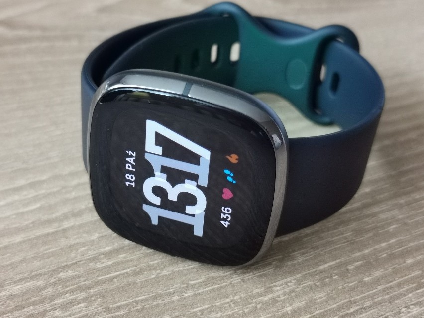 Znany design, nowe funkcje. Oto Fitbit Sense, najlepszy smartwatch amerykańskiego producenta. Test, recenzja