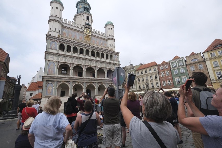 15.07.2021 poznan rw stary rynek koziolki tlumy banki...