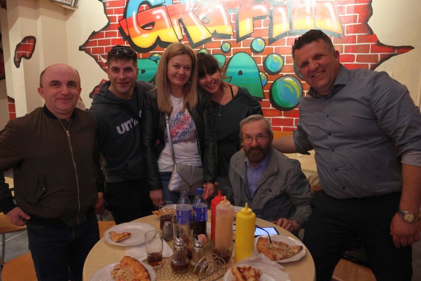 Wybory 2024 w Tarnobrzegu. Norbert Kolano i jego ekipa wybrali się na pizzę. Zdjęcia z wyborczej niedzieli