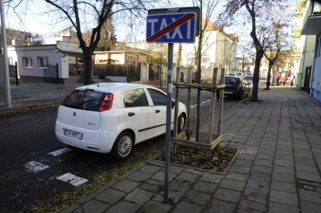 Na początku wymalowanego postoju przy Zamoyskiego stoją taksówki, ale na jego końcu parkują już mieszkańcy.