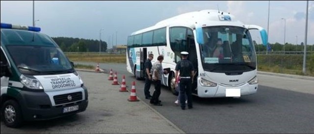 Inspektorzy zapowiadają wzmożone kontrole autokarów wiozących dzieci na wakacje