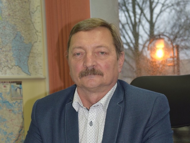 Naczelnik wydziału komunikacji w skarżyskim starostwie, Dariusz Zarychta, nie ukrywa, że nowy system rejestracji pojazdów działa fatalnie.