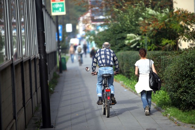 Przy al. 29 Listopada dochodzi do sporów pieszych i rowerzystów