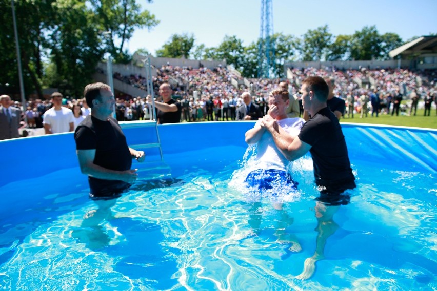 20 osób przyjęło w sobotę chrzest. Nowi członkowie...