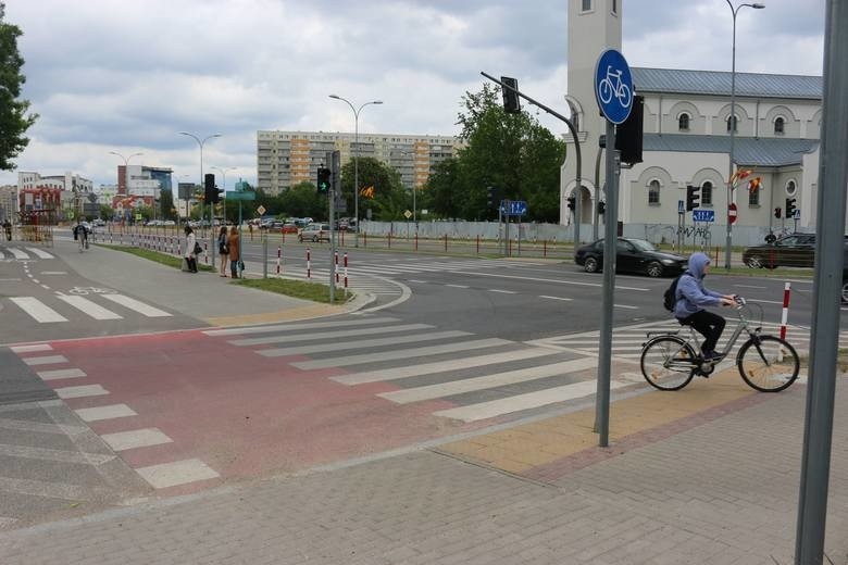 Rowerzyści jeżdżą na tym odcinku po chodniku.