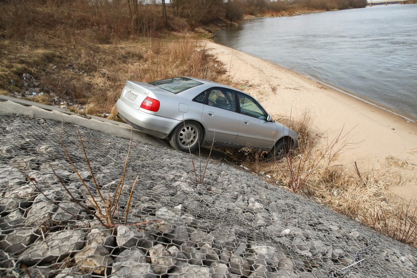 Stalowa Wola. Audi stoczyło się ze skarpy na plażę przy Sanie. Kierowca był po narkotykach? (ZDJĘCIA)