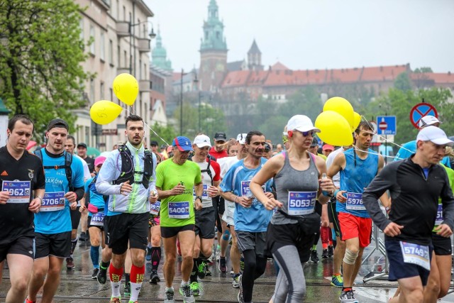 Na niewirtualną rywalizację w PZU Maraton Cracovia biegacze muszą jeszcze trochę poczekać. Na zdjęciu - tak biegano w kwietniu 2019 roku