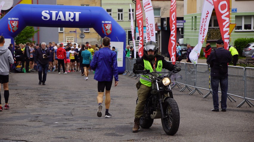 Pobiegli 10 km ulicami Sławna. Wyniki XXIV Biegu Święców [nowe zdjęcia]