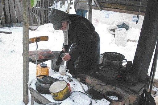 Pan Antoni wodę czerpie z rzeki. Teraz jest skuta lodem, więc idzie po nią z... łopatą. Herbatę przyrządza sobie w kuchni, która jest... na dworze.