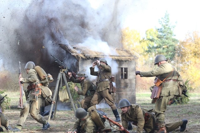 Grupy rekonstrukcji historycznych wzięły udział w widowisku "Szlakiem wrześniowej chwały oręża polskiego 1939-2021".