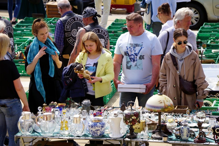 Lublin. W maju już tego nie kupisz. Medale, porcelana i stare obrazy. Lubelska Giełda Staroci na placu Zamkowym zawsze przyciąga tłumy. FOTO