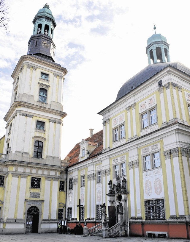 W tym klasztorze mieszka siostra Bernadetta. Zakonnice ją chwalą. Mówią, że jest uczynna. Nikogo do niej nie wpuszczają