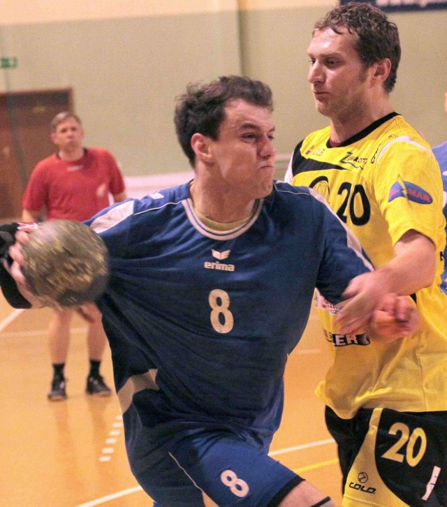 Grzegorz Mroczek (z piłką) dla AZS Politechniki zdobył już 144 bramki w tym sezonie.