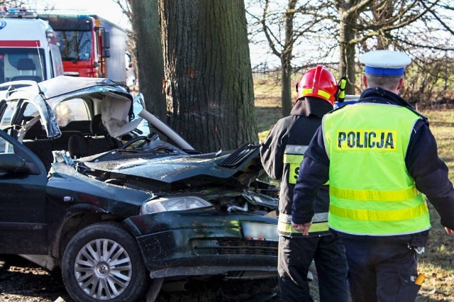 W poniedziałek 5 lutego na drodze krajowej 22 między Strzelcami Krajeńskimi, a Dobiegniewem doszło do tragicznego wypadku - zginęła 21-latka. Jej samochód wypadł z drogi i uderzył bokiem w drzewo.- Wystarczy mały błąd, chwila nieuwagi lub roztargnienia, aby jazda samochodem zakończyła się tragedią. Trudne, zimowe warunki również nie poprawiają bezpieczeństwa. Pamiętajmy, że rozsądek, pełna koncentracja i przestrzeganie przepisów, to składowe które znacząco wpływają na poziom bezpieczeństwa na drodze - przestrzega sierż. szt. Tomasz Bartos z Komendy Powiatowej Policji w Strzelcach Krajeńskich.Uderzenie było bardzo silne, a poszkodowana kobieta doznała poważnych obrażeń. Pomimo błyskawicznej reakcji służb, w tym interwencją śmigłowca medycznego, kobieta zmarła kilka godzin po wypadku. Droga K-22 pomiędzy miejscowościami Strzelce Krajeńskie - Dobiegniew była przez kilka godzin nie przejezdna z uwagi na akcję ratunkową i dalsze czynności wykonywane przez policjantów. Przeczytaj też:  Wysadzali bankomaty w powietrze i kradli gotówkę. Bandyci są w rękach policji. Do ich zatrzymania doszło m.in. w Zielonej Górze!Polecamy: Magazyn Informacyjny "Gazety Informacyjnej"