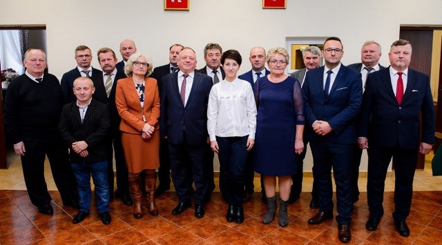 Radni gminy Łoniów i władze gminy wspierają sandomierski szpital i punkt ratownictwa medycznego w Łoniowie.