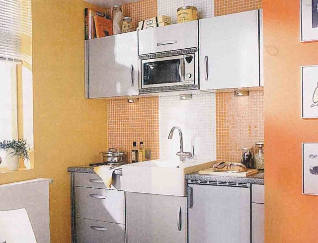 W małej wnęce kuchennej zmieściły się wszystkie niezbędne sprzęty i urządzenia.