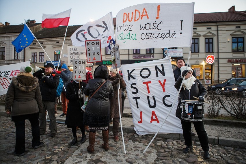 Wybory. Prezydent Andrzej Duda z tytułem honorowego obywatela Zakliczyna. Był zgrzyt. Ludowa kapela i dziecięcy chór kontra KOD [ZDJĘCIA]