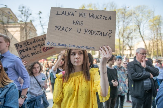 W niedzielę ulicami Poznania przemaszerowało około 150 osób, solidaryzując się z protestującymi pracownikami oświaty. Przyszli rodzice, uczniowie, absolwenci szkół i nauczyciele. - Mają pieniądze, żeby dawać na krowy, nie mają pieniędzy dla nauczycieli – mówili uczestnicy marszu. Kolejne zdjęcie --->
