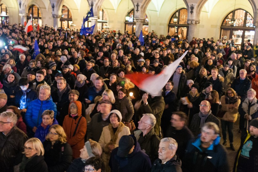 Kraków. Protestowali na Rynku Głównym w obronie sądów [ZDJĘCIA]