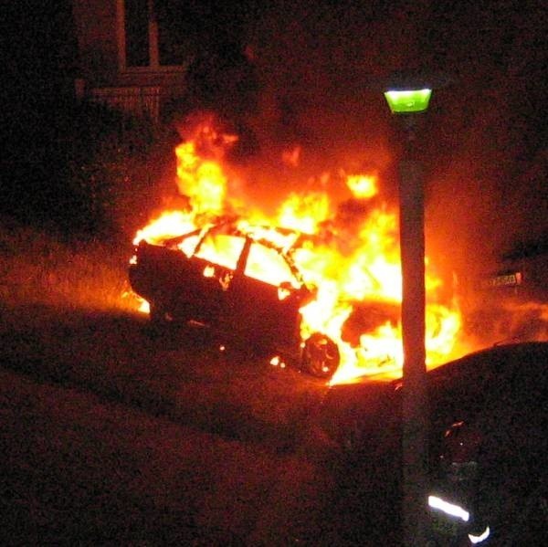 Na zdjęciu, które przesłał nam nasz internauta widać wyraźnie, że płomienie ogarnęły całe auto.