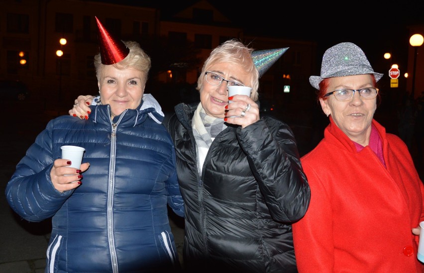 Sylwester w Proszowicach 2018. Na miejskim Rynku świętował nawet.. koń [ZDJĘCIA]